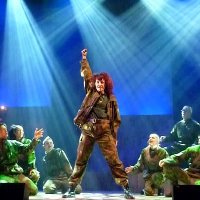 Hämeenlinnan Teatterin Kersantti Karoliina -musikaali Vanaja-salissa Verkatehtaalla