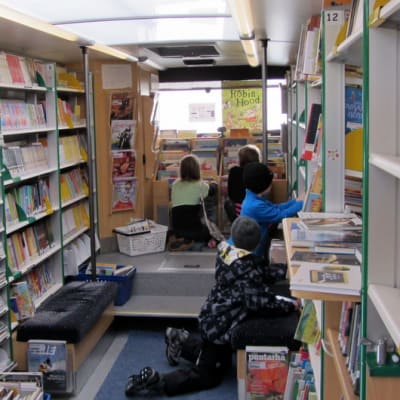 Oppilaita kirjastoautossa