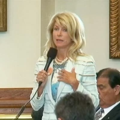 Demokraattisenaattori Wendy Davis yritti pitkällä puheellaan estää aborttiäänestyksen alkamisen Texasissa 25. kesäkuuta. 