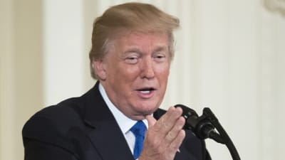 Jag skulle älska att bli intervjuad, konstaterade Trump inför journalister i Vita huset