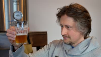 Kim Blomfelt inspekterar sitt hembrygda öl.