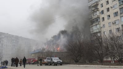 Byggnad i Mariupol brinner efter en raketattack mot Mariupol den 21 januari 2015.