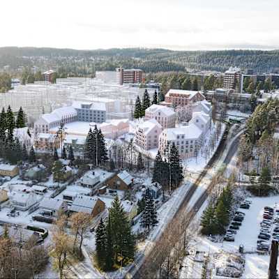 Havainnekuvassa kerrostaloja ja muita rakennuksia Kukkulan alueella Jyväskylässä. Arkkitehtuurikilpailun kilpailuehdotus nimeltään "Monteverde".