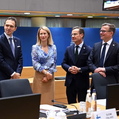 En grupp EU-ledare står samlade under toppmöte i Bryssel