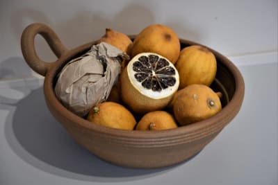 En lerkärl fyllt med citroner som torkat.