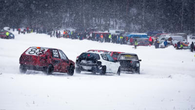 Bilar kör rally