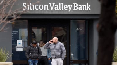 Människor utanför Silicon Valley Banks kontor i Stanta Clara i Kalifornien.