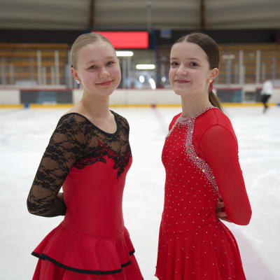Cecilia Kandell ja Sara Ranta kuvattuna Haka 2-jäähallissa 7.4.2022 heidän harjoituksissaan KooVee taitoluistelujaoston 60-vuotisjuhlanäytöstä varten. 