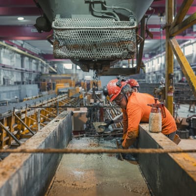 Työntekijät valavat betonipilaria Betsetin tehtaalla Kyyjärvellä.
