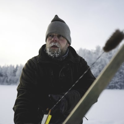 Jousimetsästäjä talvipakkasessa.