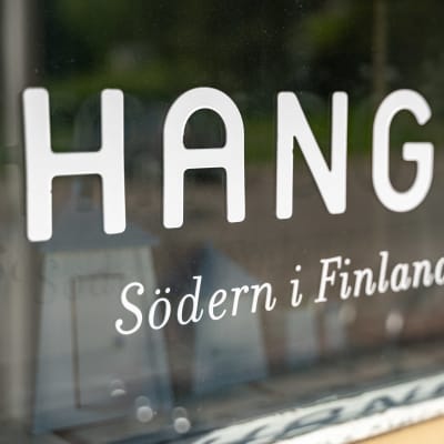 Ett skyltfönster med texten "Hangö, Södern i Finland".