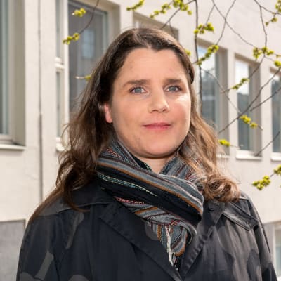 Professor Gyöngyi Kovacs framför sin arbetsplats Hanken.