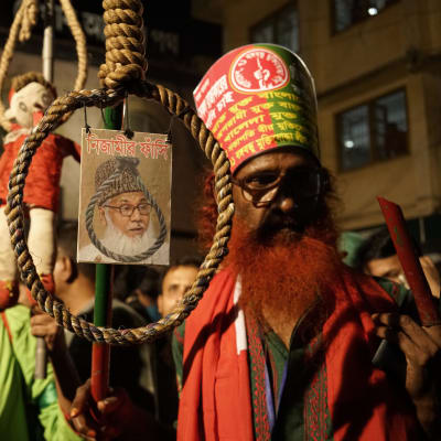 "Äntligen har rättvisa skipats." Hundratals människor drog ut på gatorna för att fira avrättningen av Motiur Rahman Nizami