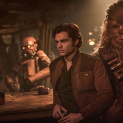 Alden Ehrenreich som Han Solo och Joonas Suotamo som Chewbacca.