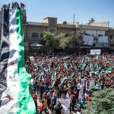 Lokala invånare och flyktingar i rebellkontrollerade Idlib protesterar mot regeringens planerade storoffensiv mot Idlib som kunde utlösa en ny humanitär katastrof