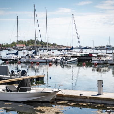 Småbåtshamnen i centrala Hangö en solig sommardag, många motorbåtar och segelbåtar förtöjda vid bryggorna.