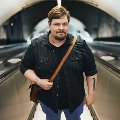 Författaren Mathias Rosenlund i en rulltrappa.