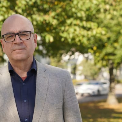 Eero Hyvönen, Julkisen sanan neuvoston puheenjohtaja seisoo nurmikolla Vuosaaressa Helsingissä.