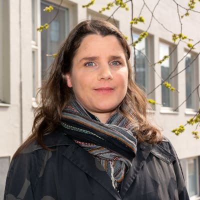Professor Gyöngyi Kovacs framför sin arbetsplats Hanken.