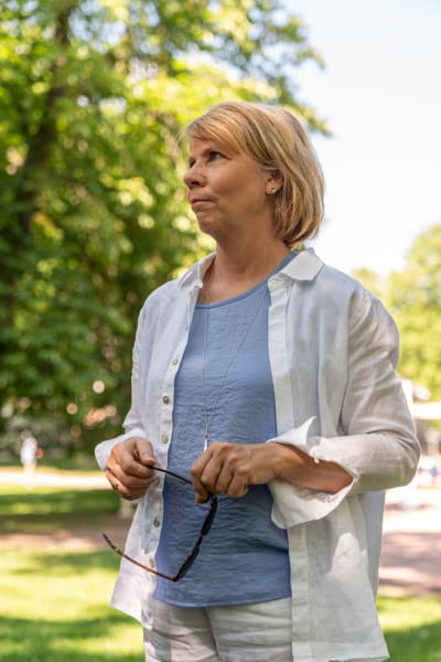 Anna-Maja Henriksson utomhus i sommarväder.