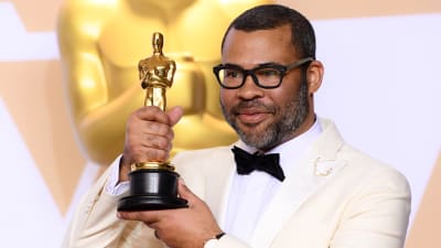 Närbild på Jordan Peele på Oscarsgalan 2018.