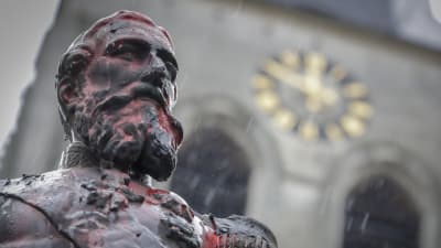 En staty föreställande kung Leopold den andra av Belgien. Statyn har vandaliserats av demonstranter som vill avlägsna statyerna.