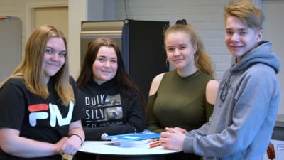 Nora Holmqvist, Alea Wallsten,  Enna Laukkanen och Robin Mäenpää på gruppbild i Oxhamns högstadieskola i Jakobstad.