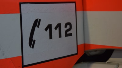 112 skrivet på en brandbilsdörr.