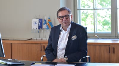 Skattmästare Lasse Svens på Stiftelsen för Åbo Akademi sitter vid sitt skrivbord