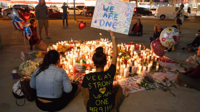 Ljus tända till minnet av offren för massakern i Las Vegas. 