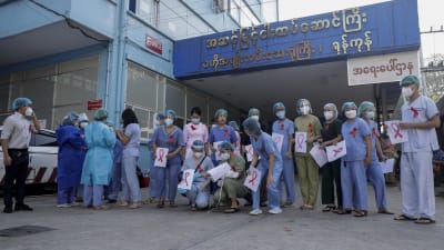 Sjukhuspersonal på ett kvinnosjukhus i Myanmar som protesterar mot militärstyret