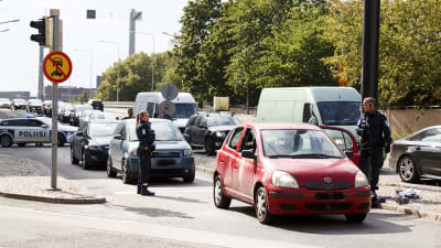 En polisoperation är i gång på Sandviksgatan i Helsingfors.
