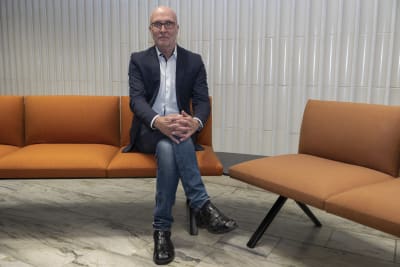 Studiestödsexperten Ilpo Lahtinen sitter på en soffa på FPA. 