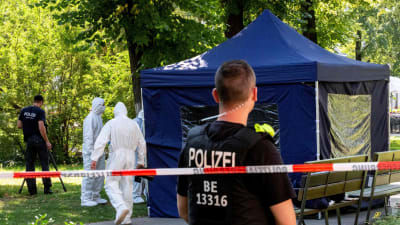 En grönskande park där det finns poliser, kriminaltekniker i vita skyddsdräkter och ett blått tält. Den georgiska medborgaren Zelimkhan Khangoshvili mördades i en park i Berlin den 23 augusti 2019.