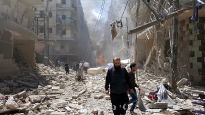 Människor i den rebellkontrollerade stadsdelen Bustan Al Qasr i Aleppo efter flygräder 28.4.2016
