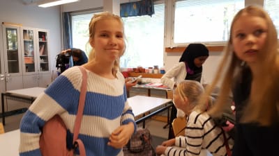 Elever i Haga skola i Helsingfors som har haft en poesiinspirationslektion med författaren Jolin Slotte. 2016. Till vänster står Anni Stenbäck, till höger My Tengström.