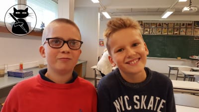 Två pojkar i lågstadieklassrum