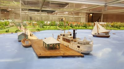 En ångbåt intill en brygga i miniatyrstaden mariehamn på 1920-talet. Fotot taget hösten 2016.
