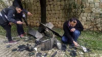 Libanesiska poliser undersöker rester av en misstänkt syrisk luftvärnsmissil som slog ner i södra Libanon  