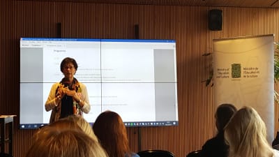 Kanslichef Anita Lehikoinen vid Utbildnings- och kulturministeriet talar på presskonferensen om OECD-rapporten