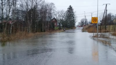Översvämning på en väg, vintern 2015.
