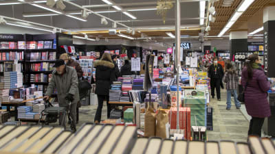 Julhandel i en bokaffär i Borgå.