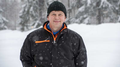 Max Roos ler mot kameran i ett vintrigt landskap.