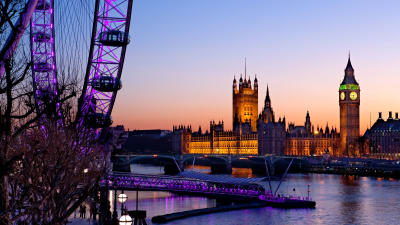 Big Ben och Westminsterpalatset upplysta om natten.