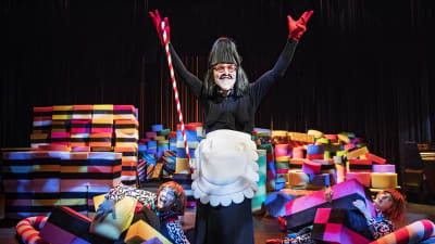 Marcus Groth som häxan Hedwig i Hans och Greta på Svenska Teatern.