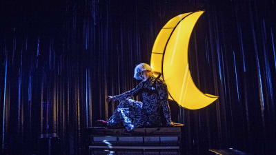 Dennis Nylund som månen i Hans och Greta på Svenska Teatern.