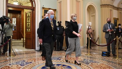 Senatens minoritetsledare, republikanen Mitch McConnell promenerar till sitt kontor i senaten på den sista dagen av riksrättsrättegången mot Donald Trump.