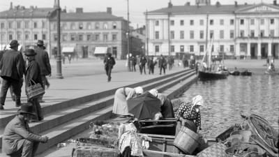 Vendors at Kolera-allas by Kauppatori market square