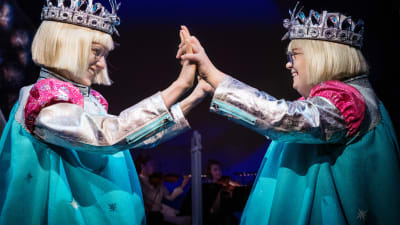 Två drottningar med händerna mot varandra på DUV-teatern.