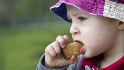 Ett barn som äter en chicken nugget